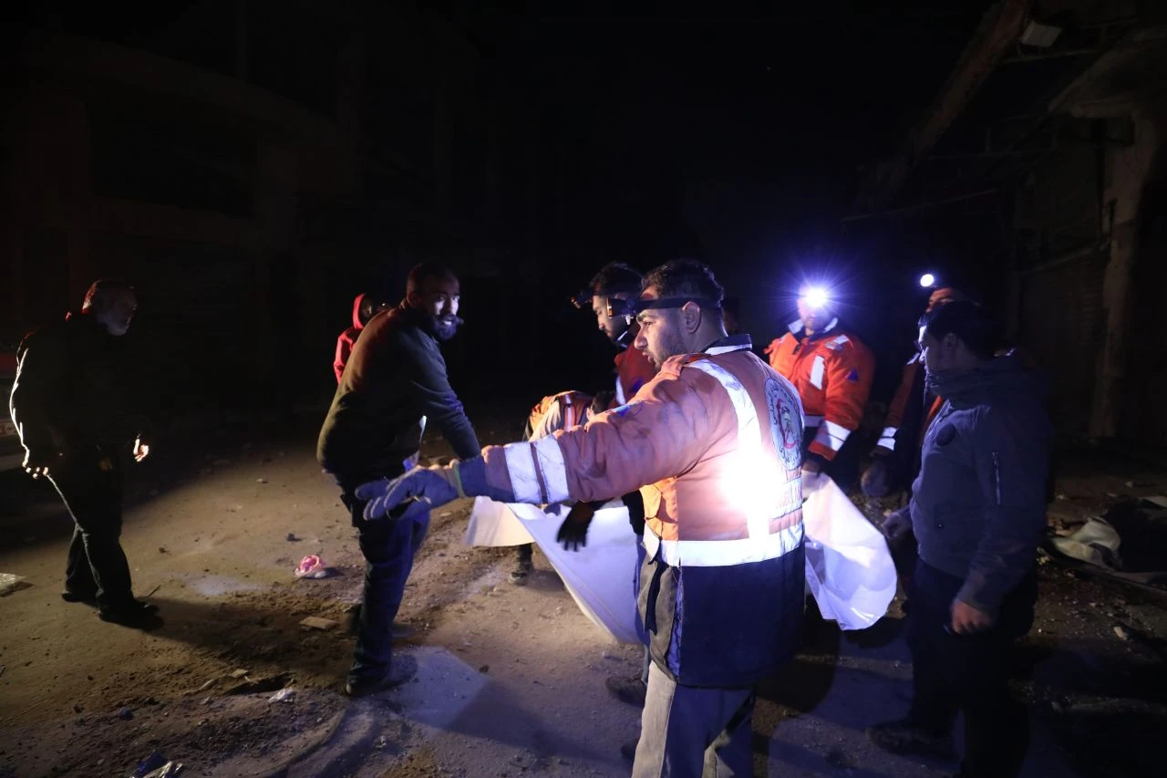 Suriye'nin gölgesinde Gazze'de soykırım sürüyor! 2'si 7 Filistinli daha katledildi - 1. Resim