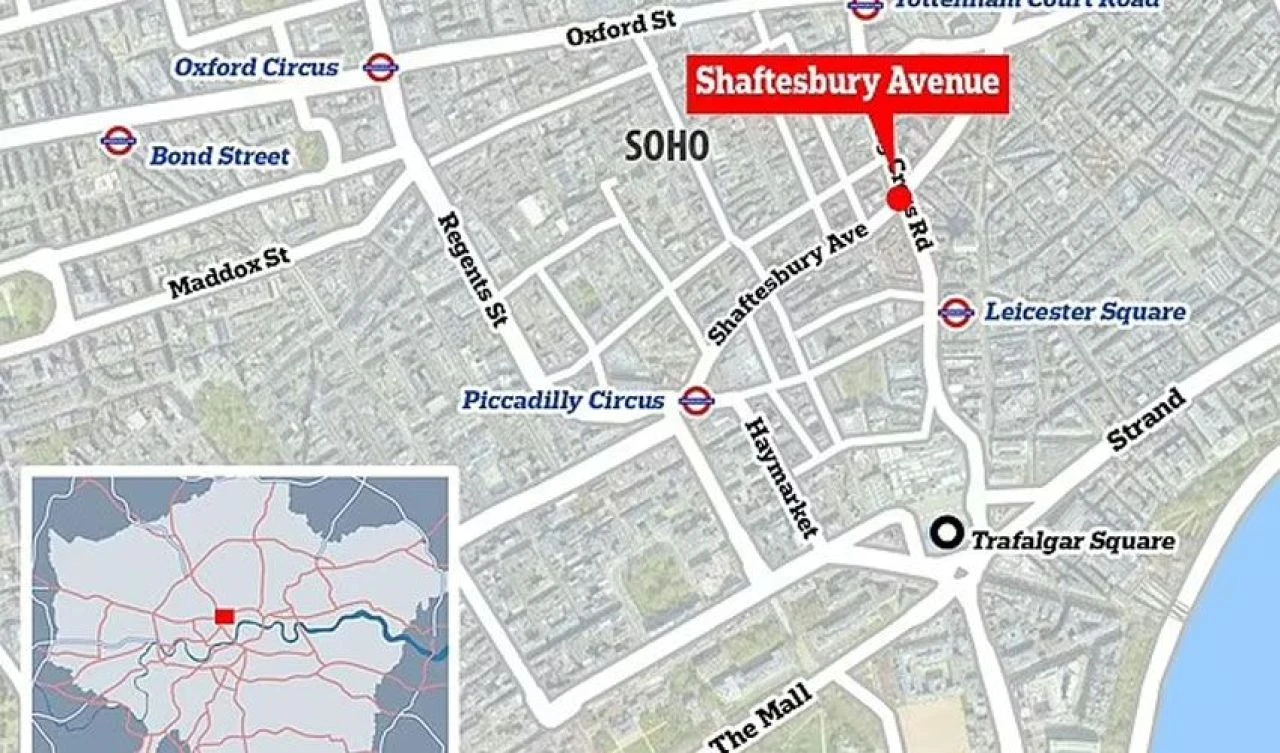 Aracını kaldırımda yürüyenlerin üzerine sürdü! Çok sayıda yaralı var - 1. Resim