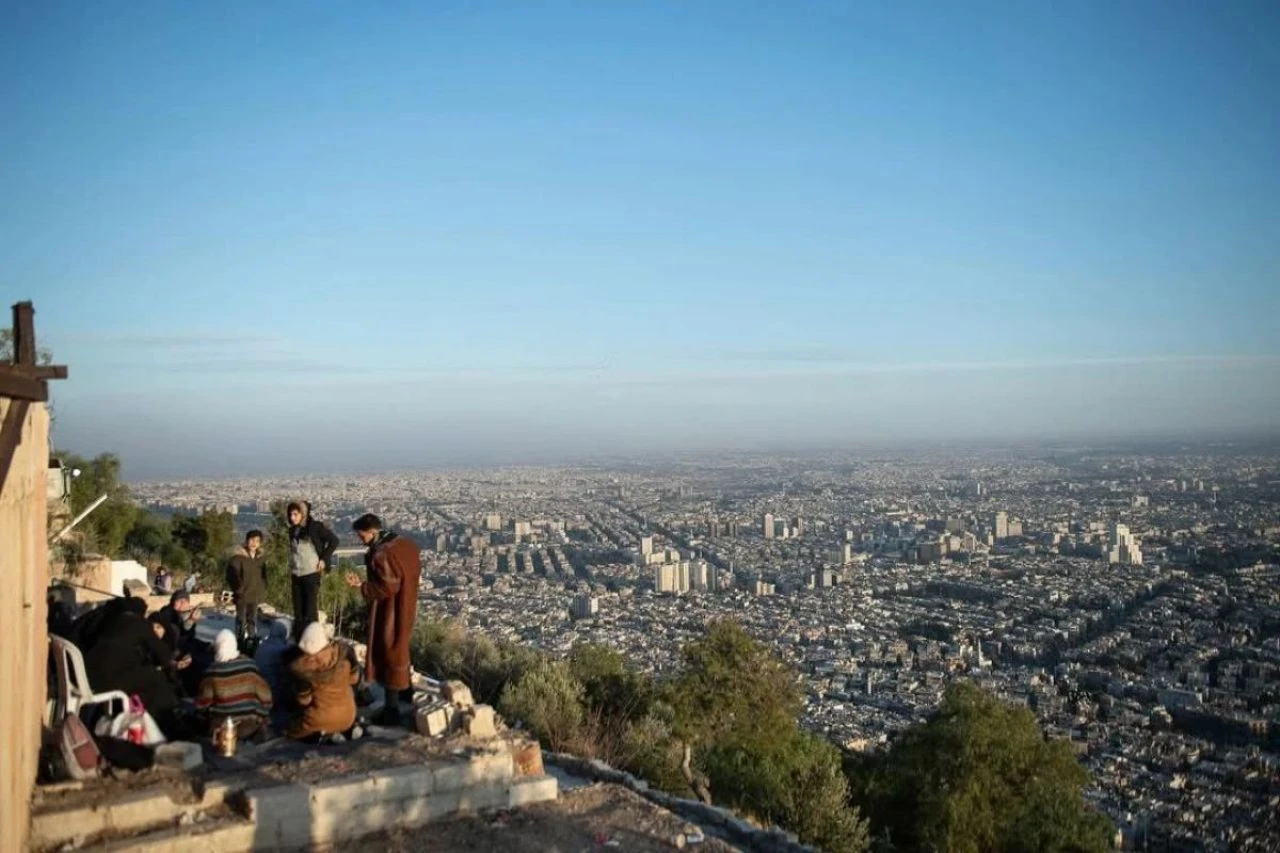 Esad sonrası huzurlu Suriye! Aileler 14 yıl sonra Kasyun Dağı’nda Şam'ı izliyor