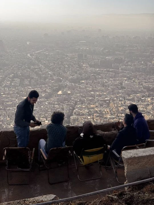 Esad sonrası huzurlu Suriye! Aileler 14 yıl sonra Kasyun Dağı’nda Şam'ı izliyor
