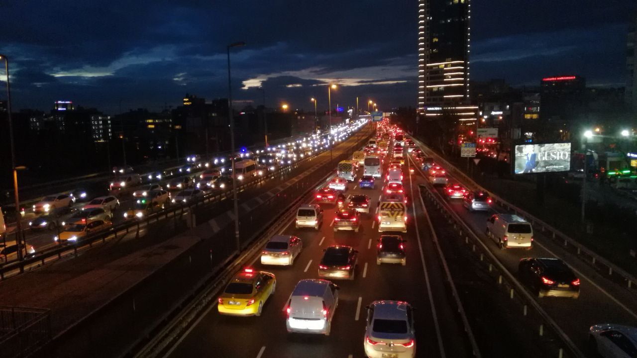 İstanbul&#039;da trafik kilitlendi! Yoğunluk yüzde 80’e çıktı!