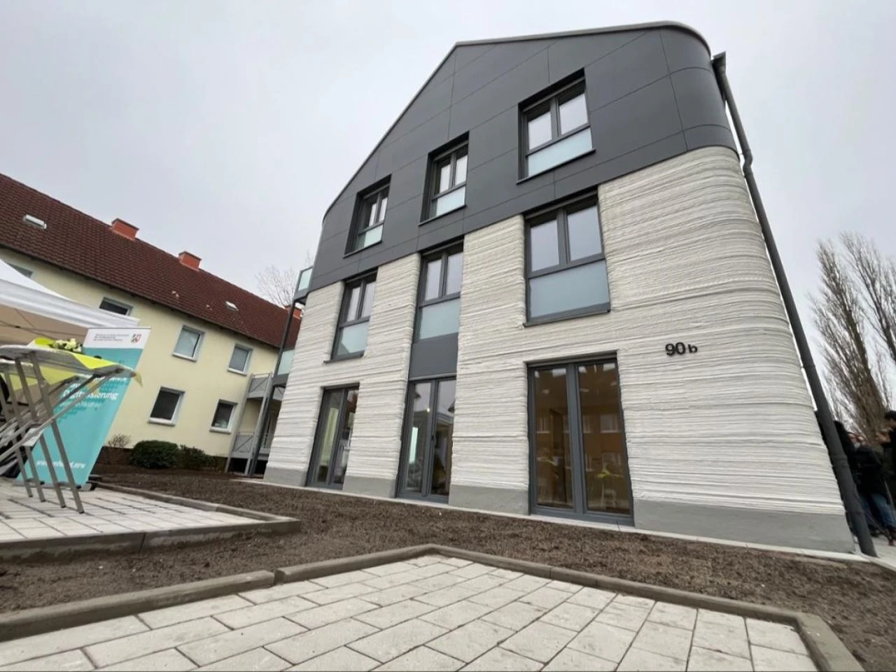 Sıradan evler tarihe karışıyor: Almanya'da 3D yazıcıyla saatler içinde bina diktiler - 2. Resim