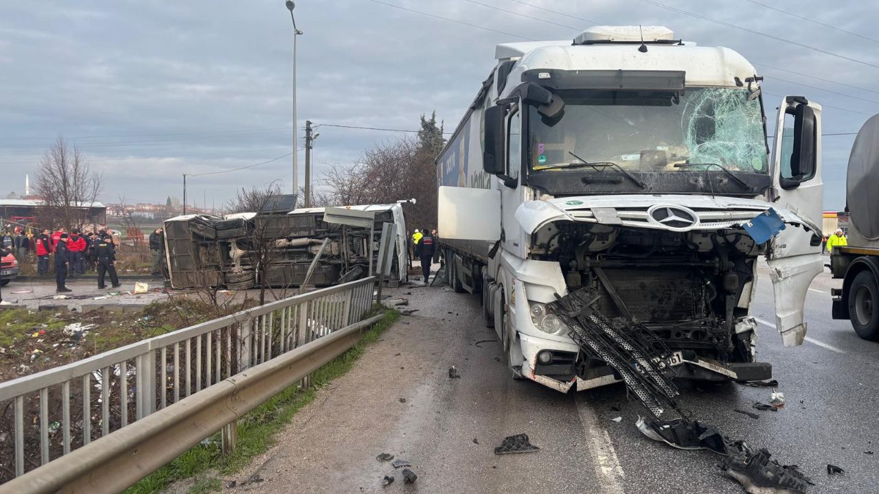 Son dakika | Balıkesir&#039;de okul servisi, TIR&#039;la çarpıştı! 8 öğrenci ağır yaralandı