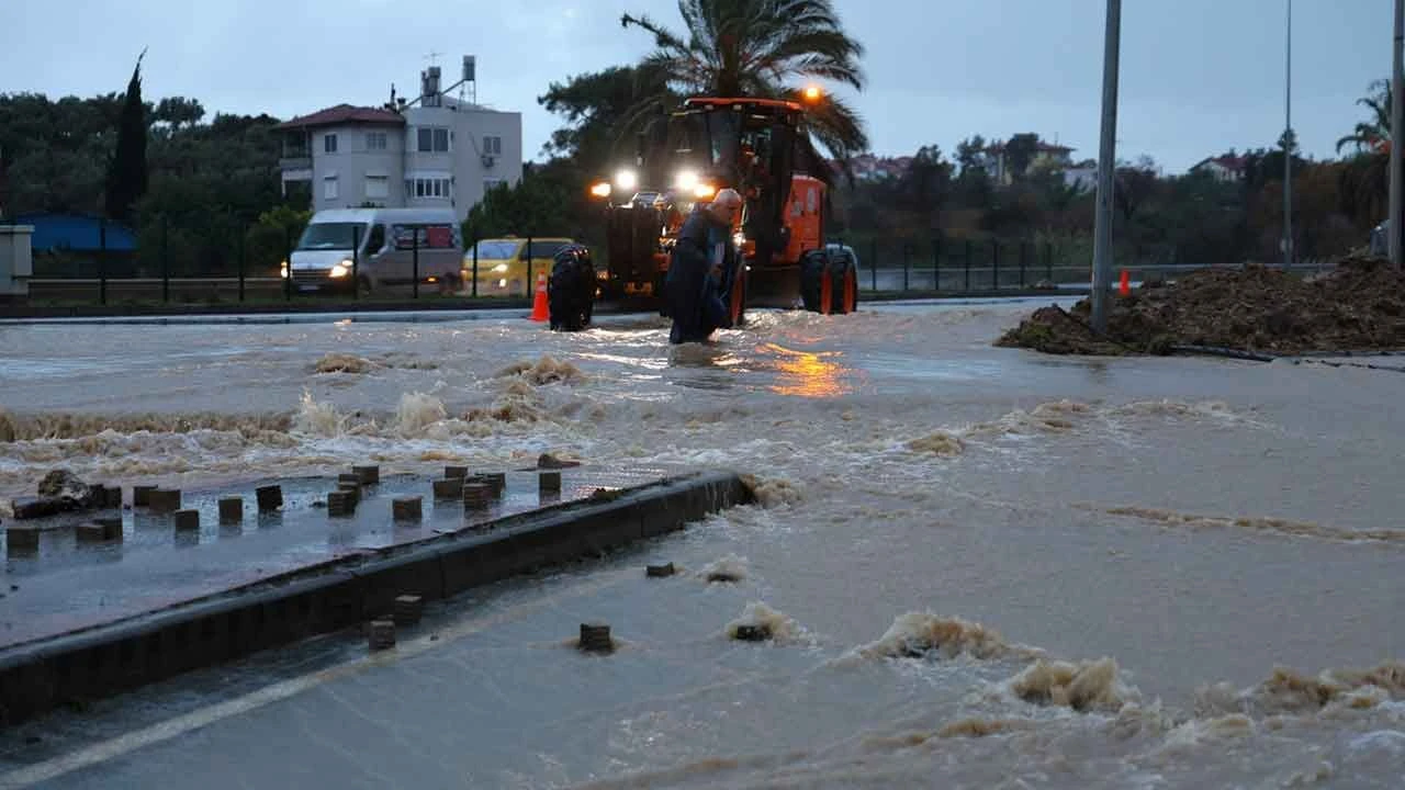Turuncu alarm verilmişti! Manavgat'ı sel vurdu, yollar göle döndü - 1. Resim