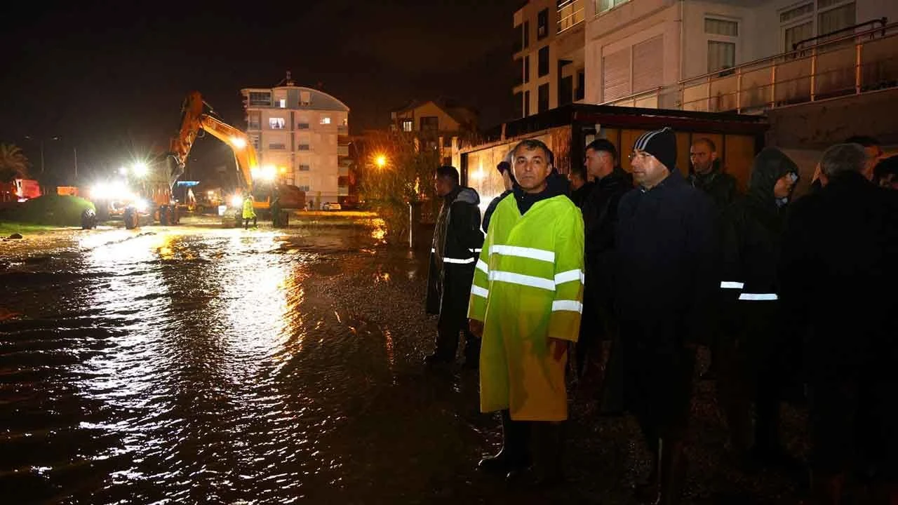 Turuncu alarm verilmişti! Manavgat'ı sel vurdu, yollar göle döndü - 3. Resim