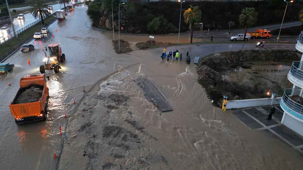 Turuncu alarm verilmişti! Manavgat'ı sel vurdu, yollar göle döndü