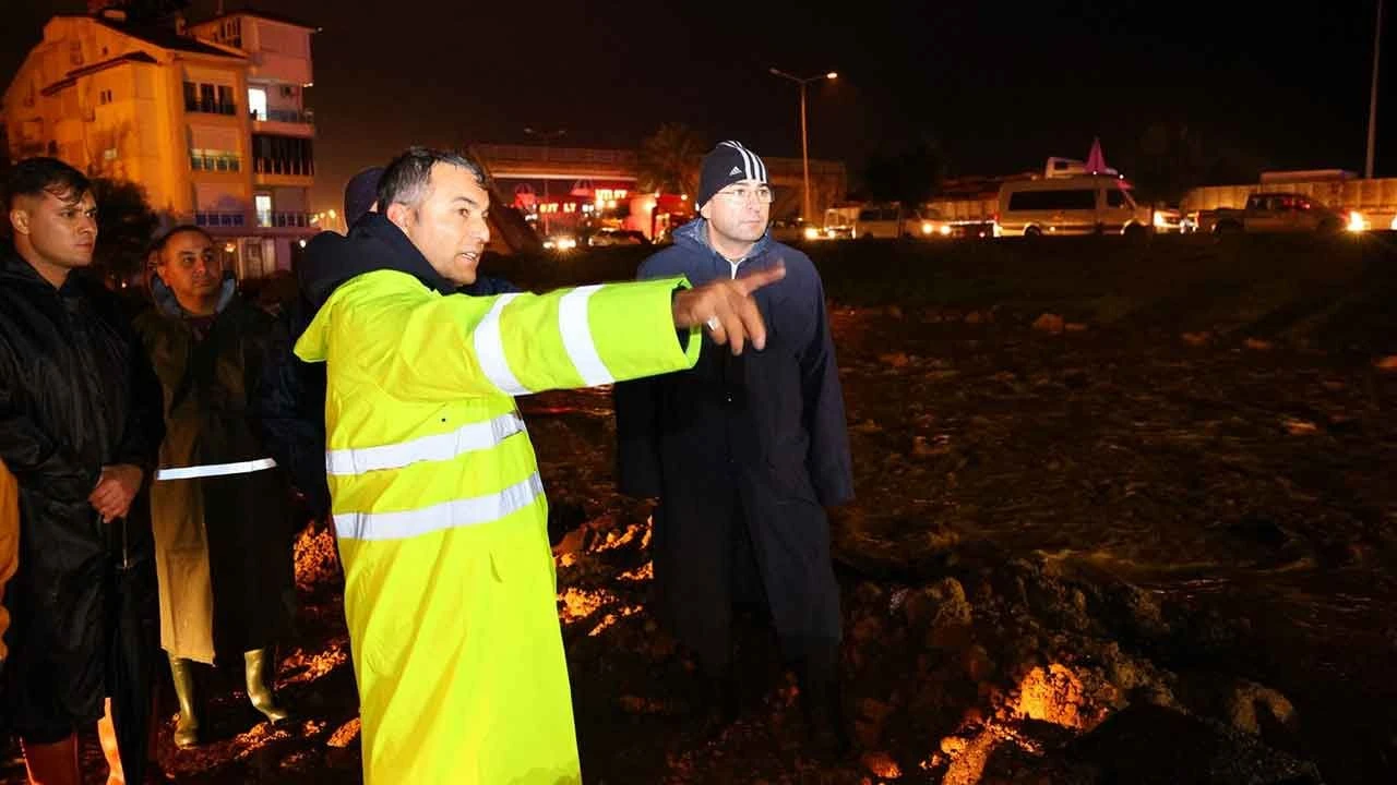 Turuncu alarm verilmişti! Manavgat'ı sel vurdu, yollar göle döndü - 2. Resim