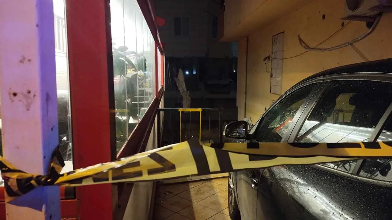 Ümraniye'de patlama: Evin duvarı yıkıldı, parçalar caddeye sıçradı - 1. Resim