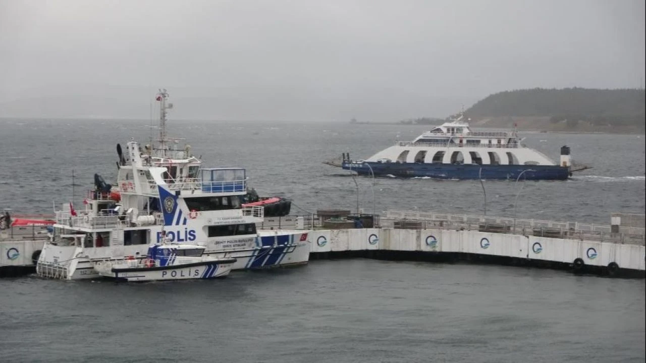 Çanakkale'de deniz yolu ulaşımına fırtına engeli: Feribot seferleri iptal edildi - 3. Resim