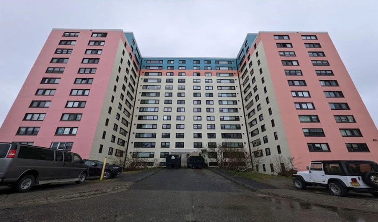 Dünyanın en tuhaf şehri: Tüm halk 'tek çatı altında' yaşıyor! İşte sebebi - 3. Resim