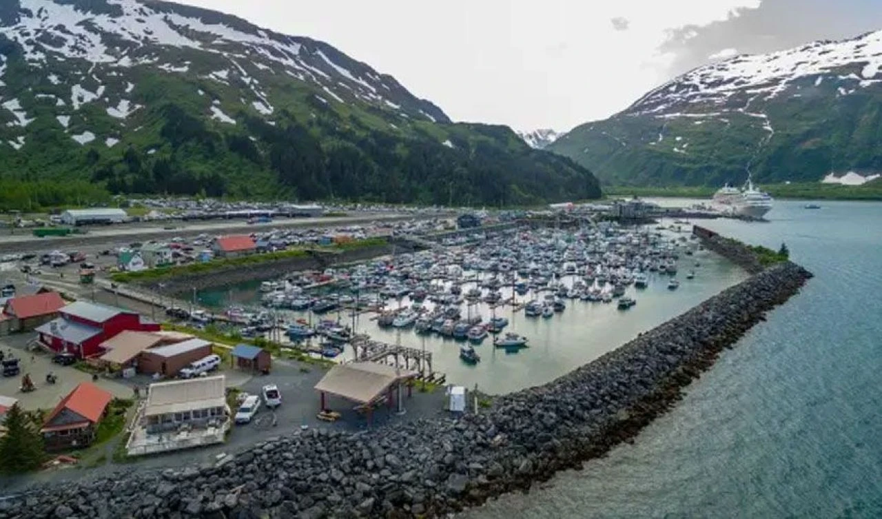 Dünyanın en tuhaf şehri: Tüm halk 'tek çatı altında' yaşıyor! İşte sebebi - 2. Resim