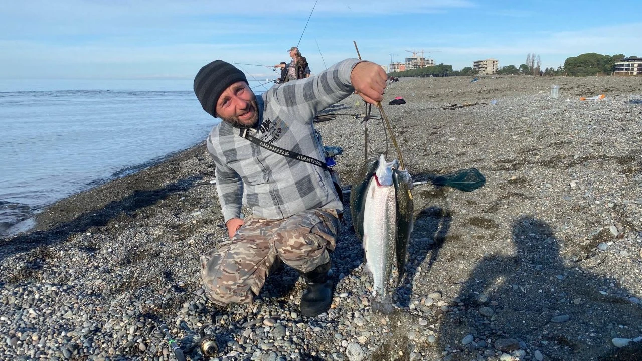Oltasını alan oraya koştu! Gürcistan sahillerinde Türk somonu hareketliliği