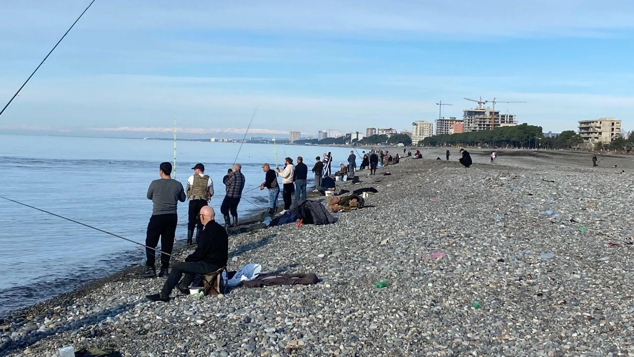 Oltasını alan oraya koştu! Gürcistan sahillerinde Türk somonu hareketliliği