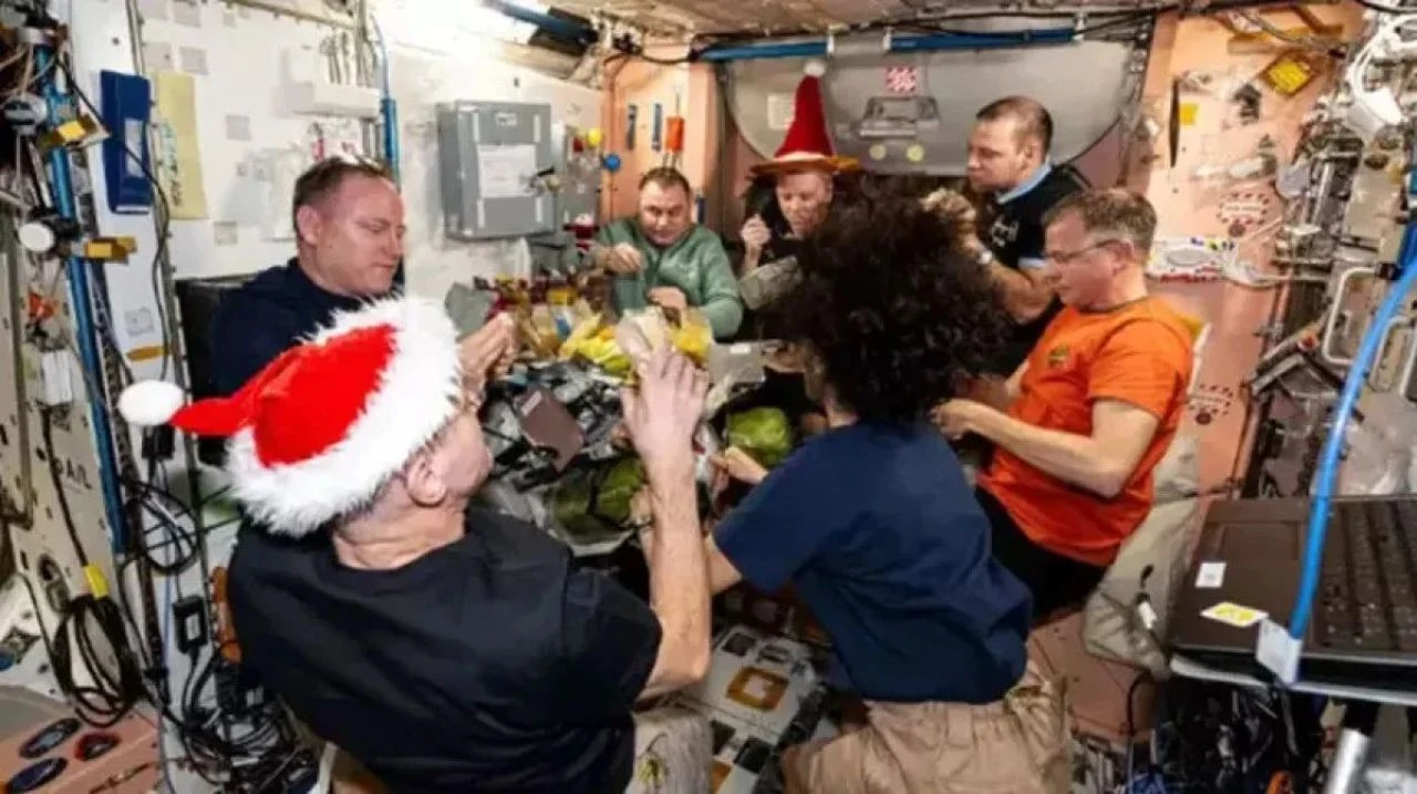 Uzayda mahsur kalan astronotlar Noel'i kutladı! Tepkiler çığ gibi: Gerçekten uzayda değiller mi?