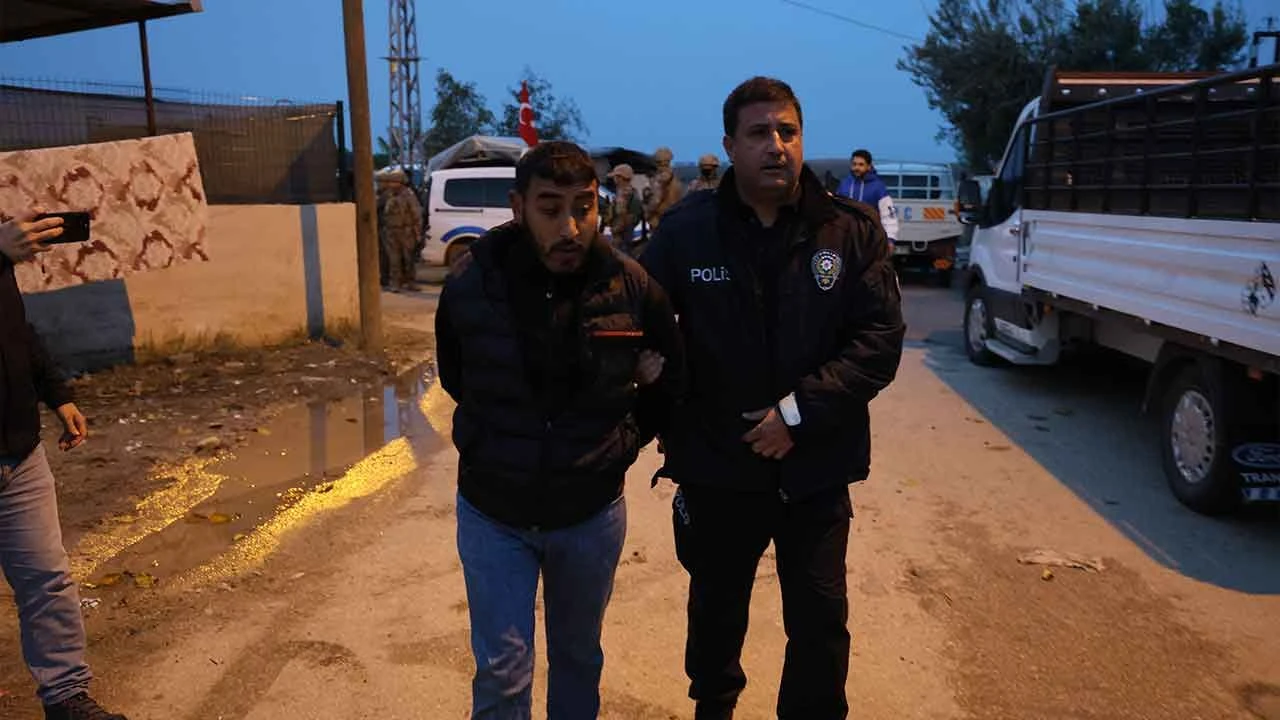 Adana'da uyuşturucu satıcılarına operasyon: 25 torbacıya gözaltı - 2. Resim