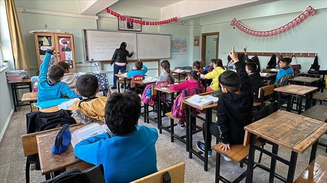 Salı günü okullar yarım gün mü? 31 Aralık'a kısa süre kaldı - 1. Resim