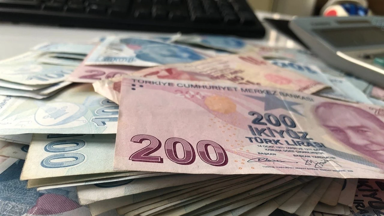 Bankalarda faiz indirimi rüzgarı! Mevduatlar oranları tek tek değişti: 500 bin liraya en yüksek faizi hangi banka veriyor?