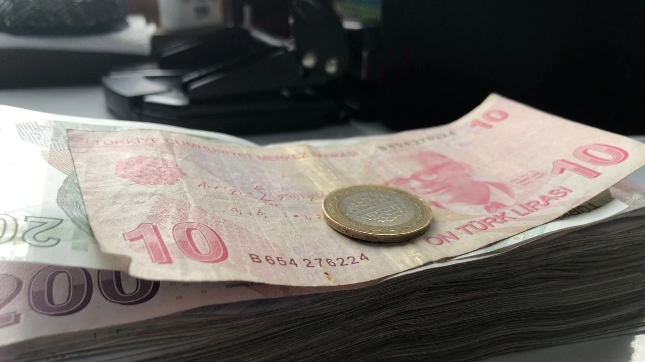 Bankalarda faiz indirimi rüzgarı! Mevduatlar oranları tek tek değişti: 500 bin liraya en yüksek faizi hangi banka veriyor?