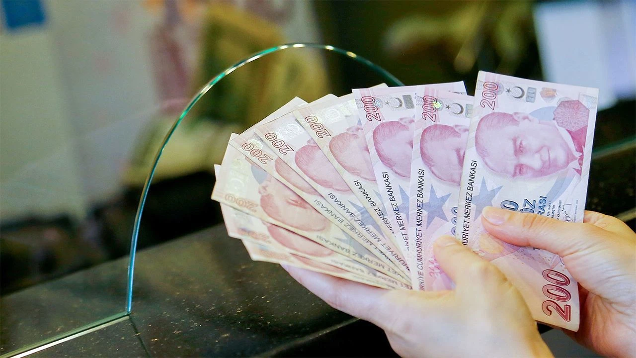 Bankalarda faiz indirimi rüzgarı! Mevduatlar oranları tek tek değişti: 500 bin liraya en yüksek faizi hangi banka veriyor?