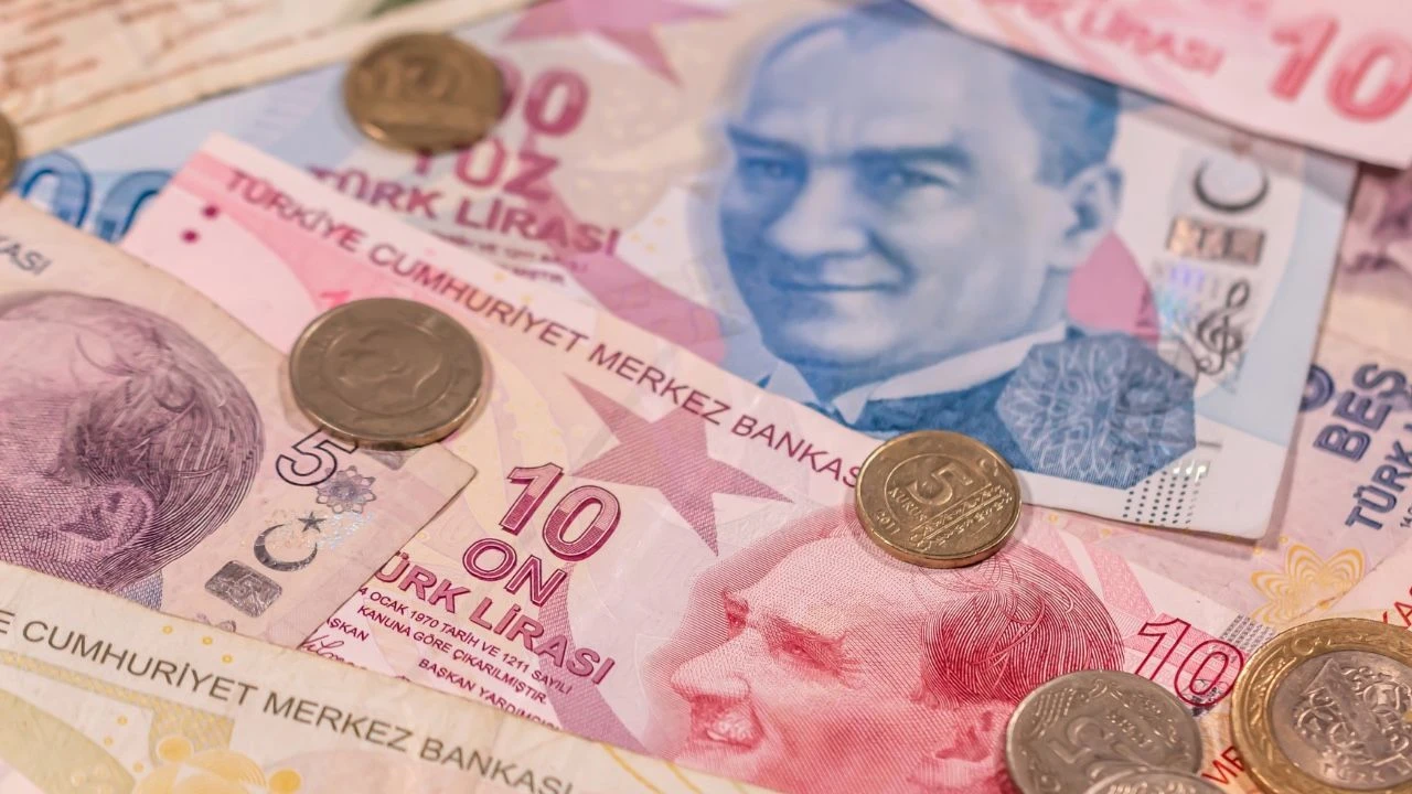 Bankalarda faiz indirimi rüzgarı! Mevduatlar oranları tek tek değişti: 500 bin liraya en yüksek faizi hangi banka veriyor?