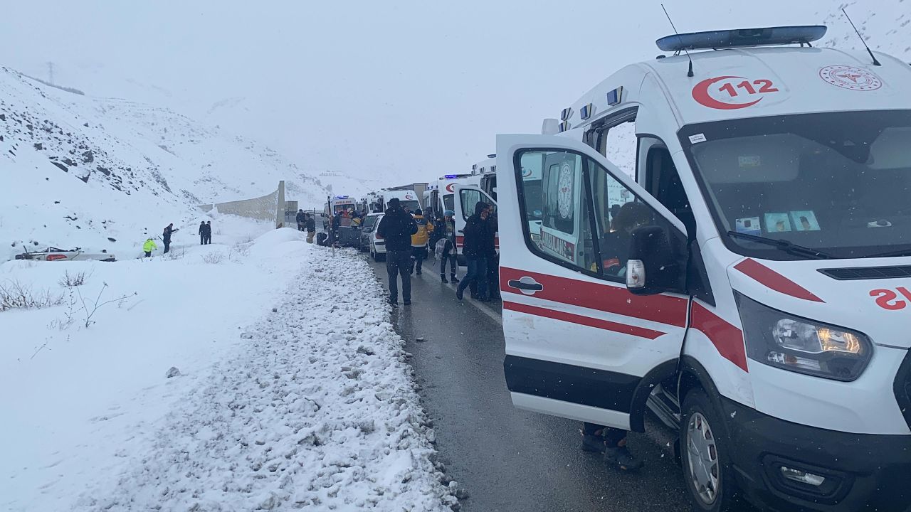 Erzincan'da feci kaza! Yolcu otobüsü şarampole devrildi - 1. Resim