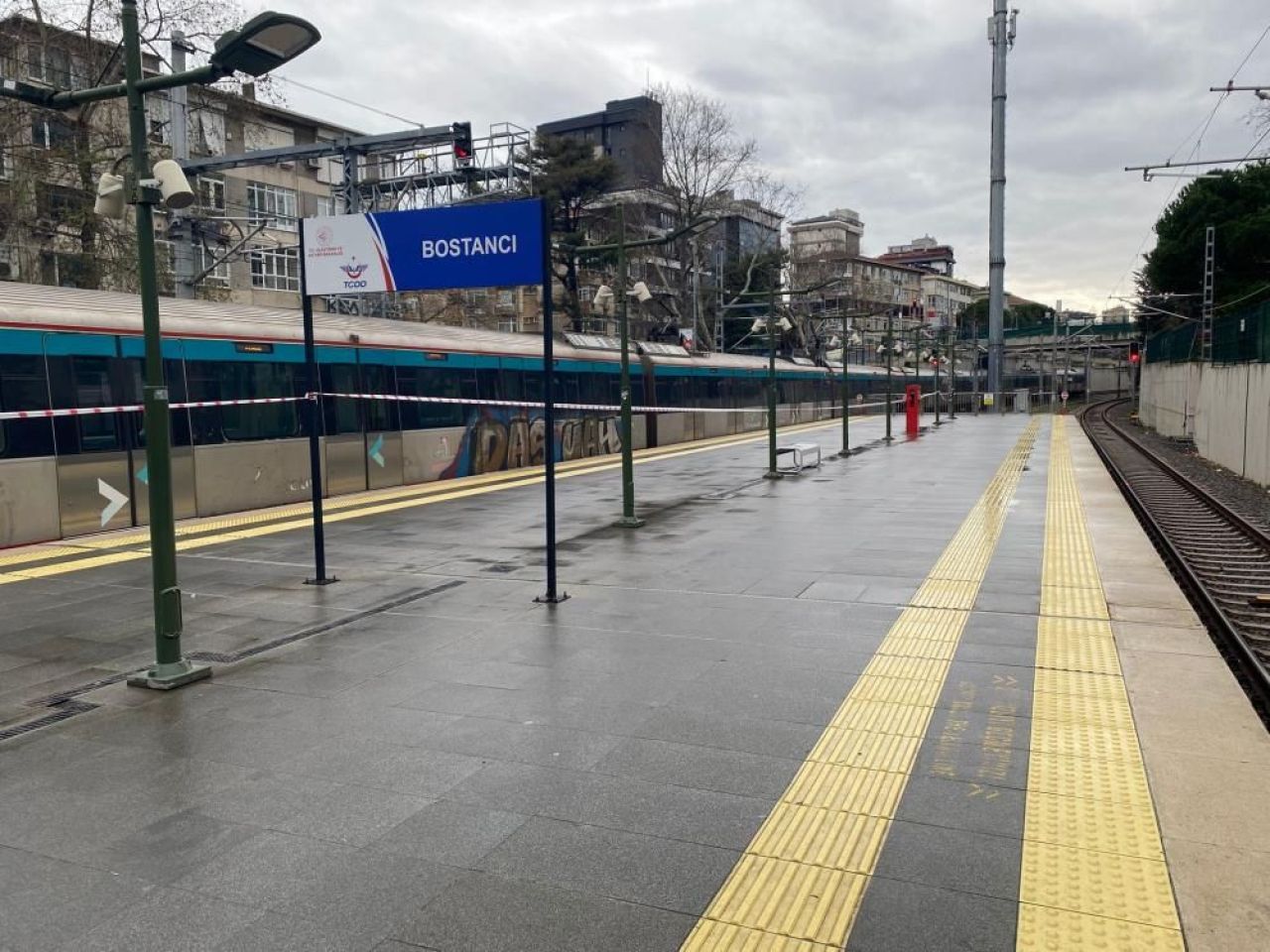 Marmaray'da intihar! Cansız beden vagonların altından çıkarıldı - 1. Resim