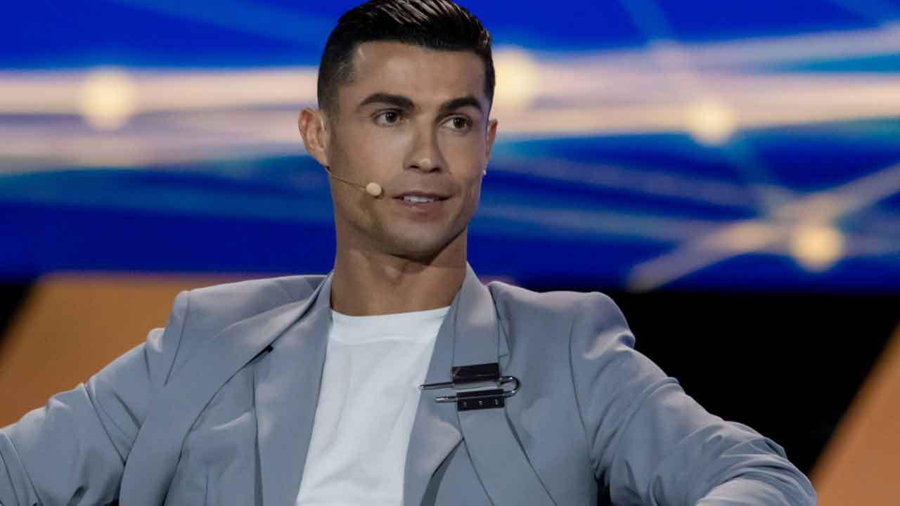 Ronaldo&#039;dan Manchester City taraftarını umutlandıran sözler! Transfer iddialarına gülerek cevap verdi