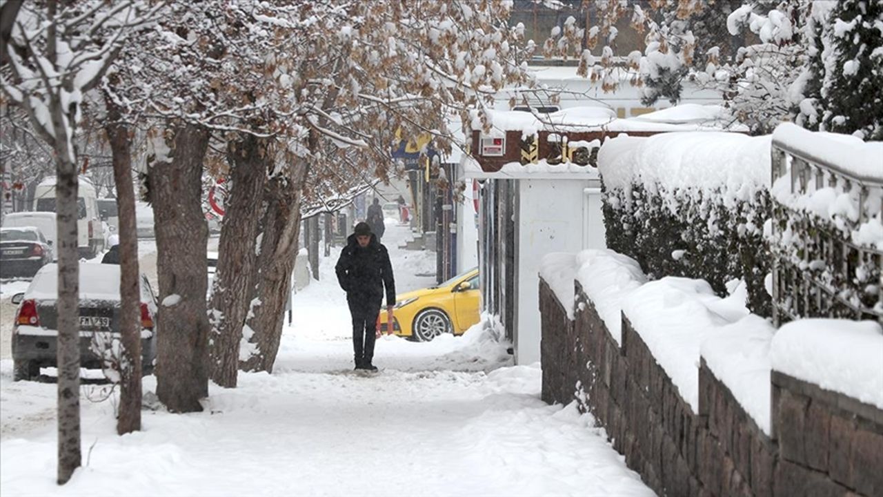 Uşak&#039;ta yarın okullar tatil mi? Kar yağışı sabaha kadar devam edecek