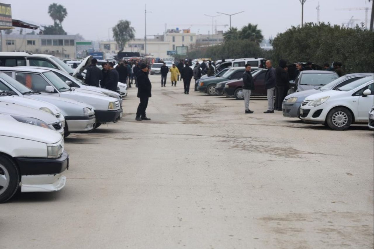 Araç fiyatları piyasanın çok altında! Suriyelilerin dönüş hazırlığı: Araba pazarına akın ettiler - 2. Resim