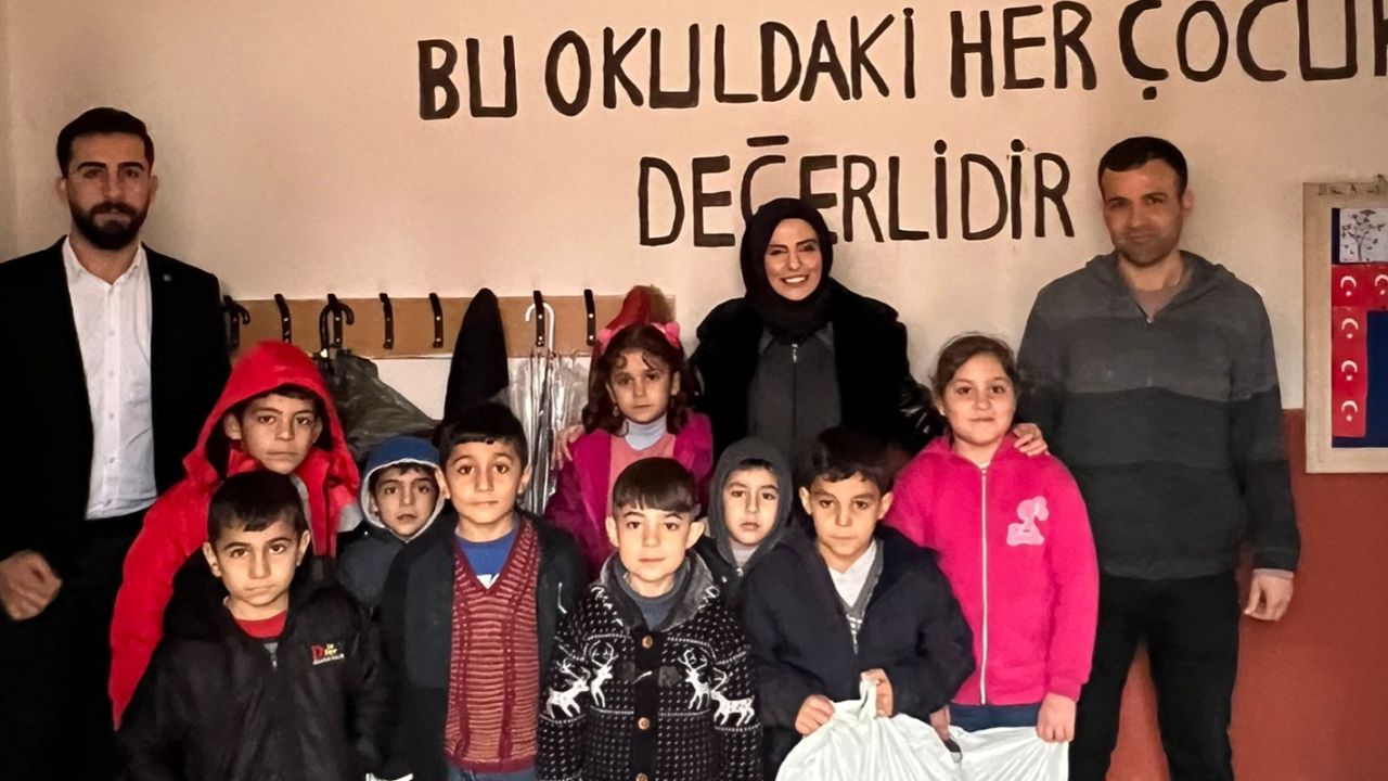 Elif Laçin&#039;den Deprem Bölgesindeki Köy Okullarına Büyük Destek