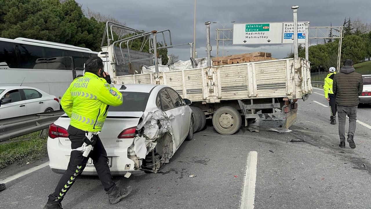 Esenyurt&#039;ta zincirleme trafik kazası: 4&#039;ü çocuk 8 yaralı