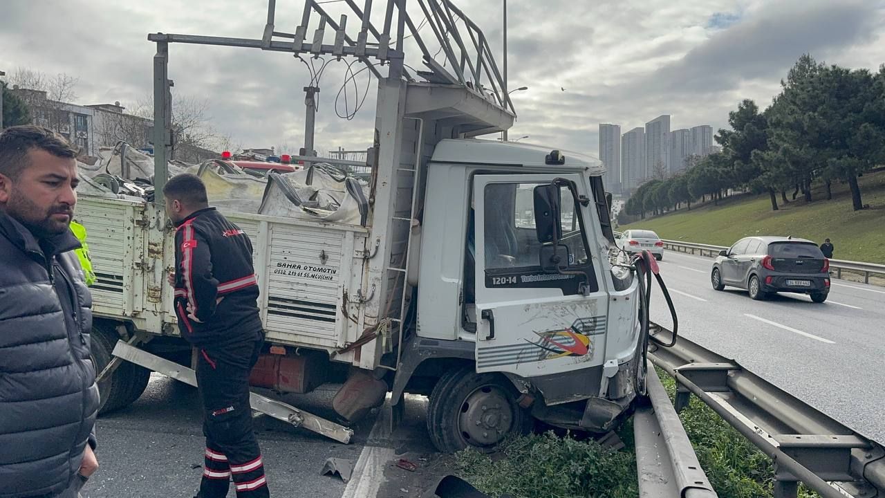 Esenyurt'ta zincirleme trafik kazası: 4'ü çocuk 8 yaralı - 2. Resim