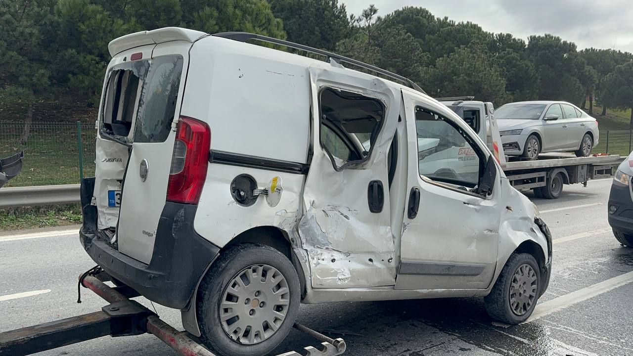 Esenyurt'ta zincirleme trafik kazası: 4'ü çocuk 8 yaralı - 1. Resim