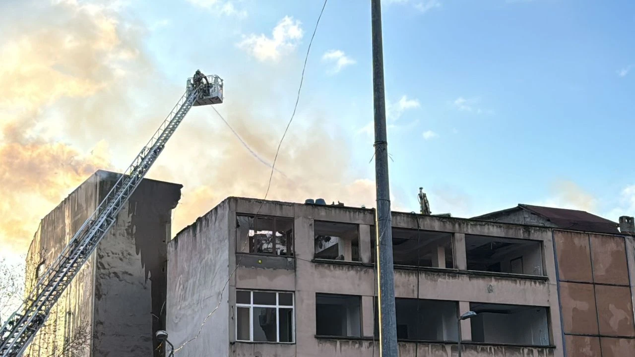 Mecidiyeköy'de büyük yangın! Duman gökyüzünü kapladı: İşçiler mahsur kaldı - 3. Resim