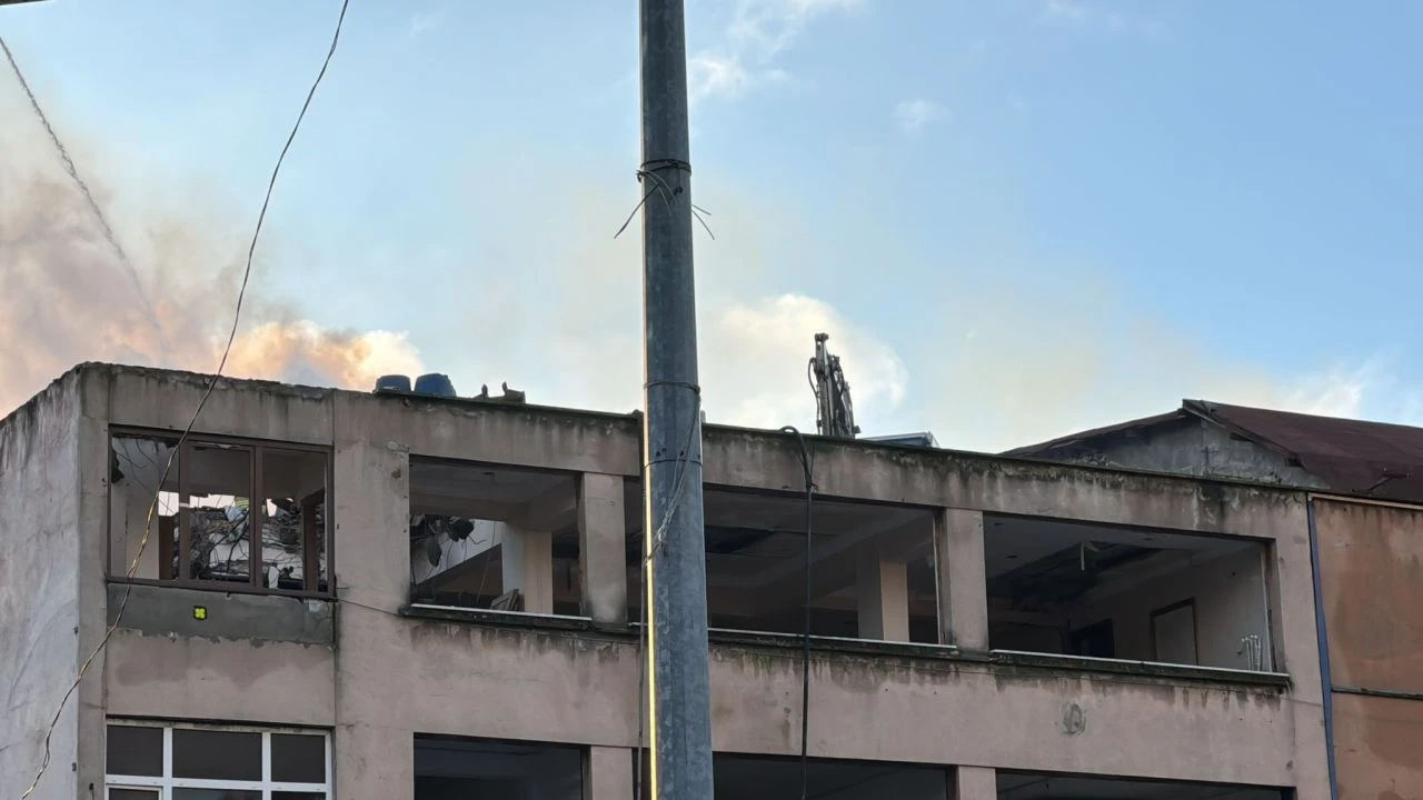 Mecidiyeköy'de büyük yangın! Duman gökyüzünü kapladı: İşçiler mahsur kaldı - 2. Resim