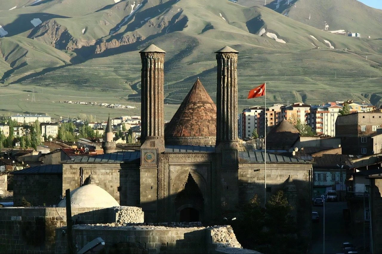 Turizm başkenti Erzurum misafirlerini bekliyor! Karlar altında saklı tarih...