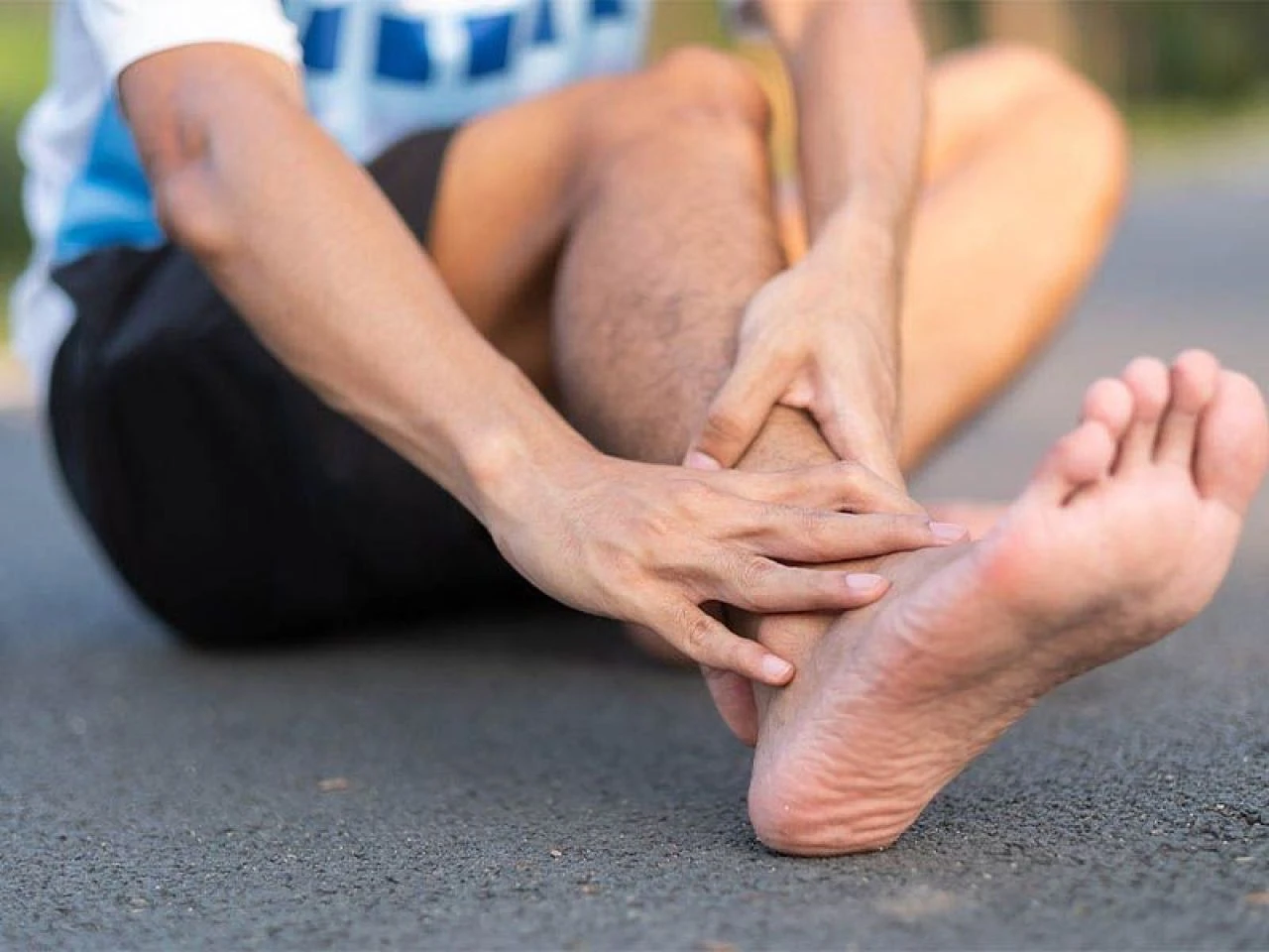 Ayak ağrısına iyi gelen doğal çözümler: Ayak ağrısına iyi gelen şeyler, yağlar, hareketler neler?