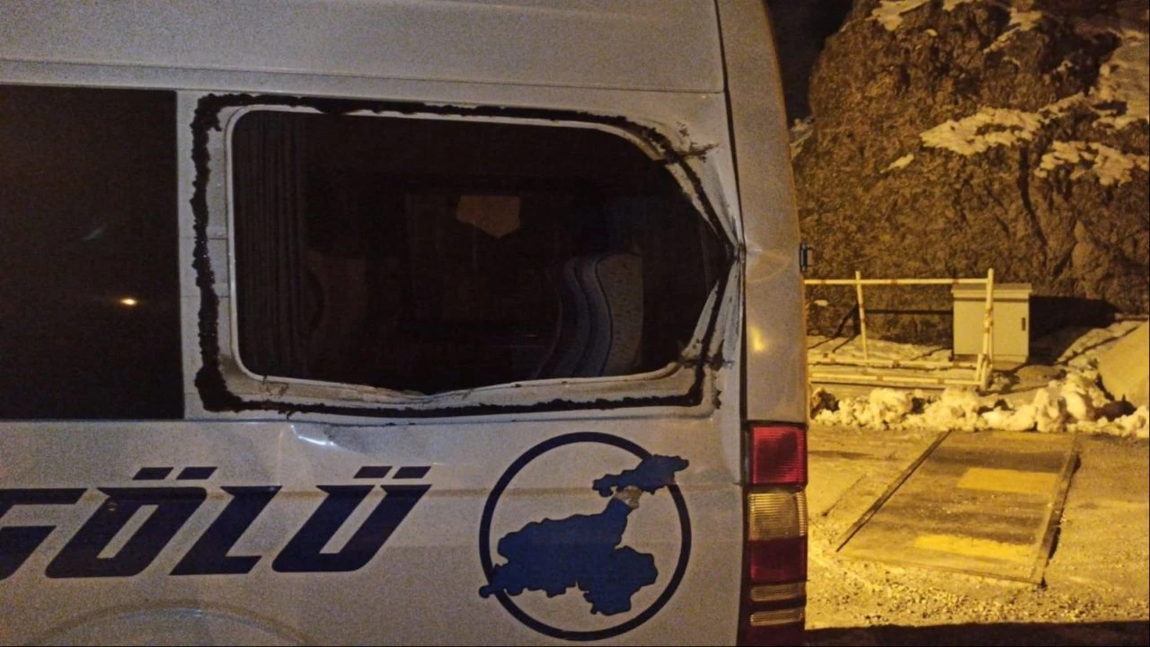 Dağdan kopan kaya minibüsü vurdu: 12 yaşındaki çocuğa isabet etti - 2. Resim