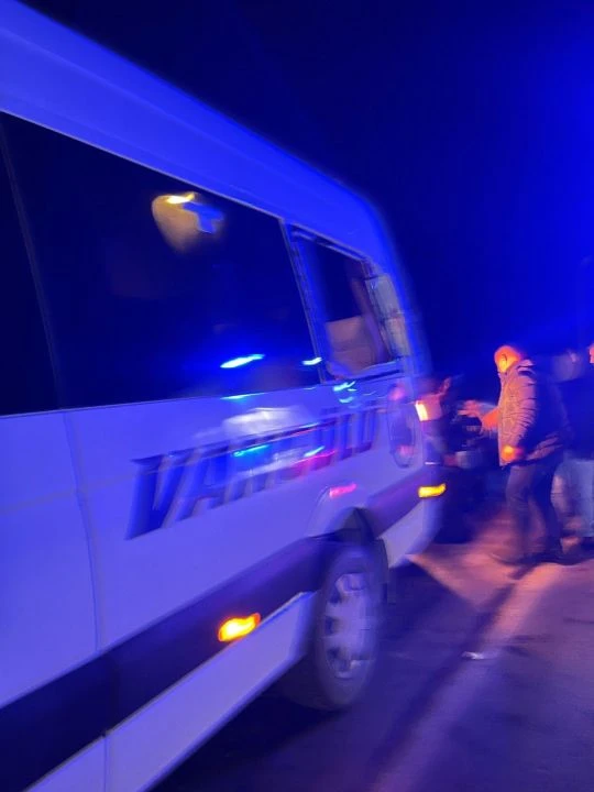 Dağdan kopan kaya minibüsü vurdu: 12 yaşındaki çocuğa isabet etti - 1. Resim