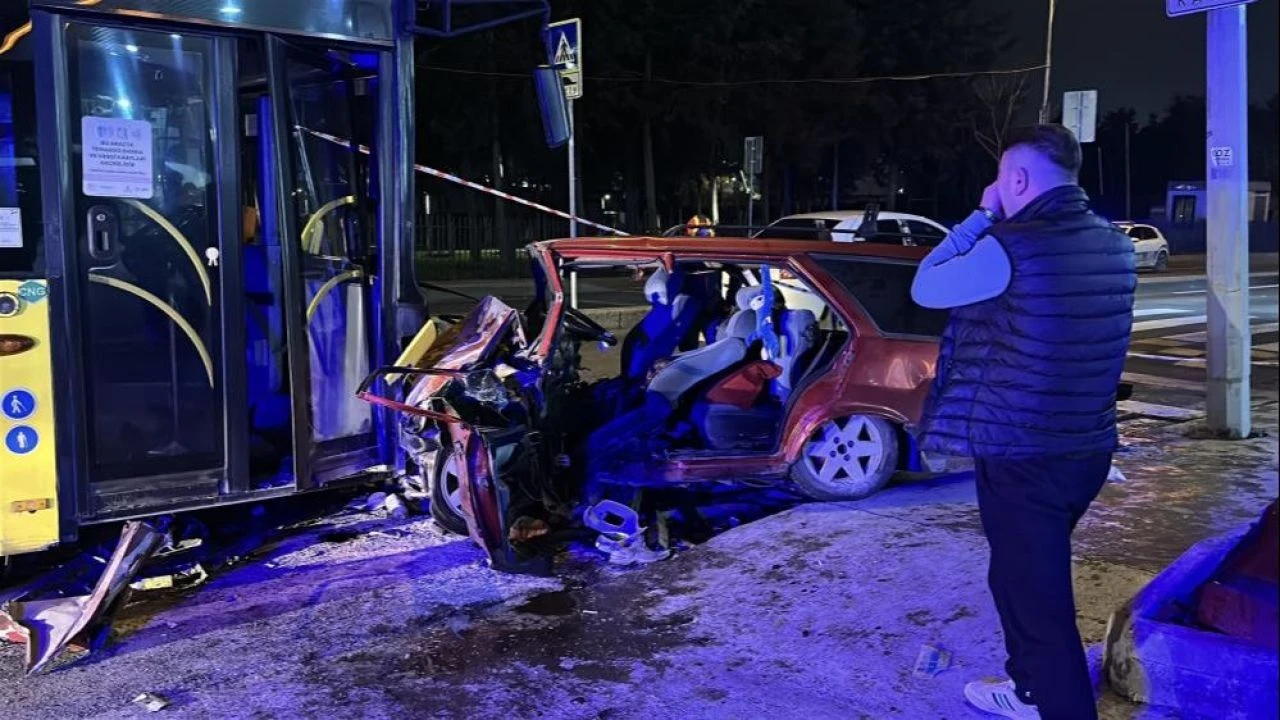 Eyüpsultan'da facia gibi kaza: İETT otobüsüne çarpan otomobildeki 2 kişi hayatını kaybetti! - 1. Resim