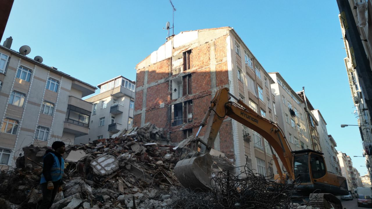 İstanbul&#039;da fıkra gibi olay! Yanlarındaki bina yıkılınca gördüklerine inanamadılar