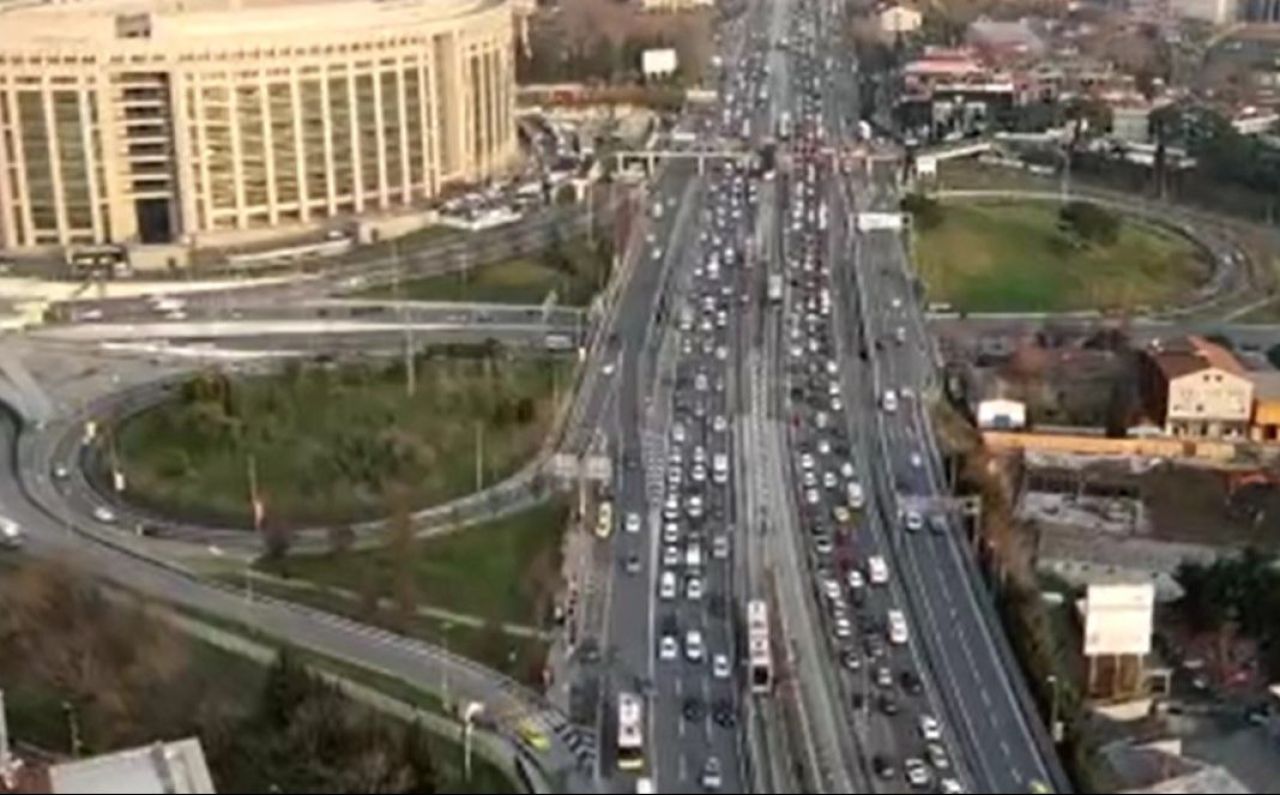 İstanbul'da yılbaşı telaşı! Trafik haritası kırmızıya boyandı, İstiklal Caddesi'nde adım atacak yer yok - 1. Resim