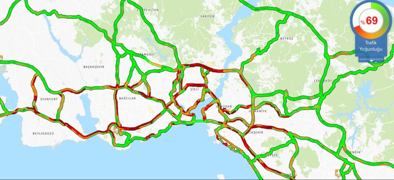 İstanbul'da yılbaşı telaşı! Trafik haritası kırmızıya boyandı, İstiklal Caddesi'nde adım atacak yer yok - 2. Resim