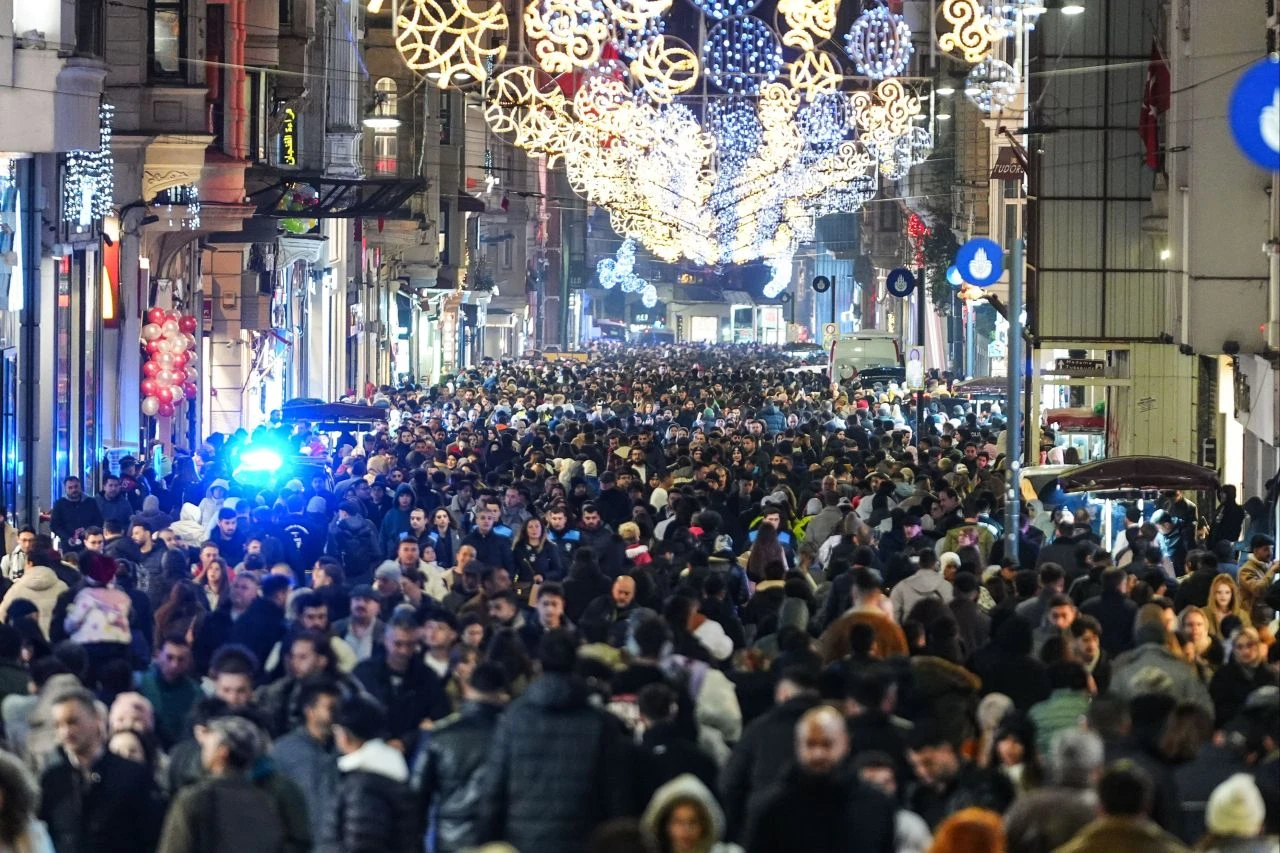 İstanbul'da yılbaşı telaşı! Trafik haritası kırmızıya boyandı, İstiklal Caddesi'nde adım atacak yer yok - 3. Resim