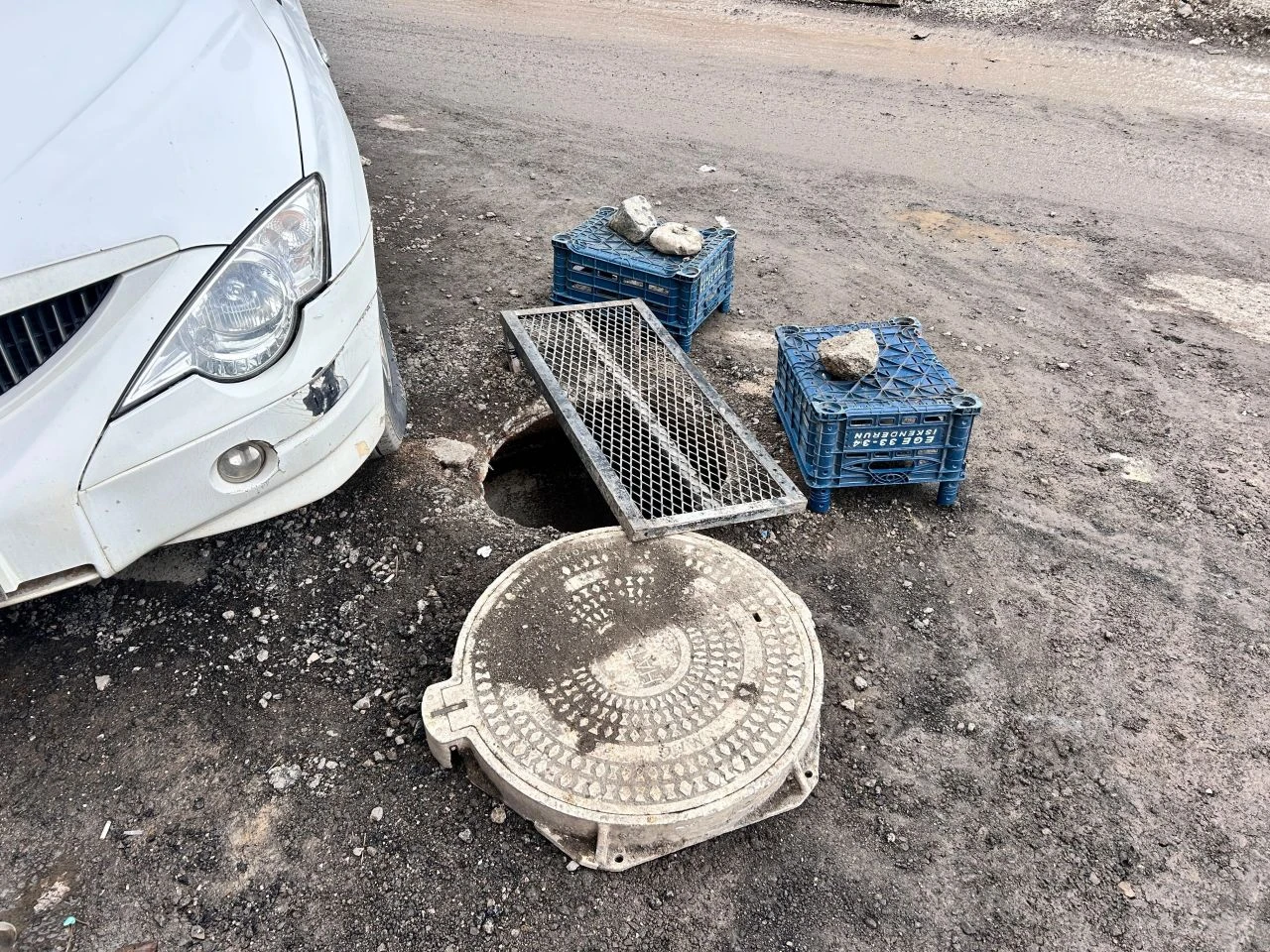 Kanalizasyon çukuruna düşen adam ölümden döndü! Esnaf kurtarmak için seferber oldu - 1. Resim