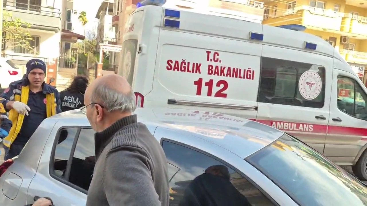 Kanalizasyon çukuruna düşen adam ölümden döndü! Esnaf kurtarmak için seferber oldu - 2. Resim