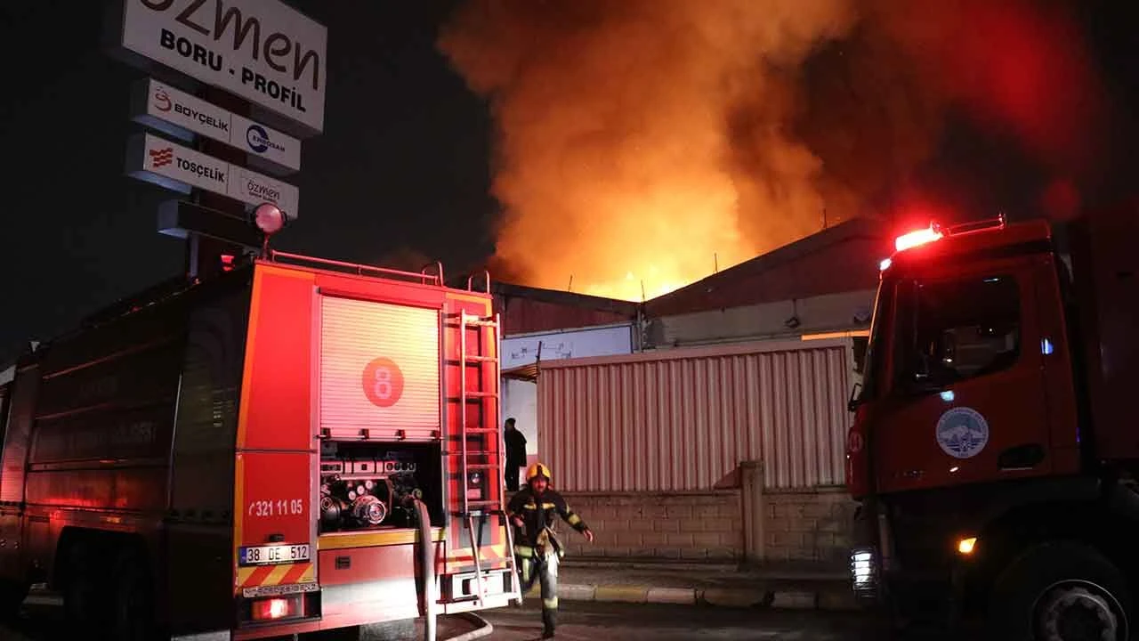 Kayseri'de fabrika yangını: Alevler bir anda sardı! Çok sayıda ekip sevk edildi - 4. Resim