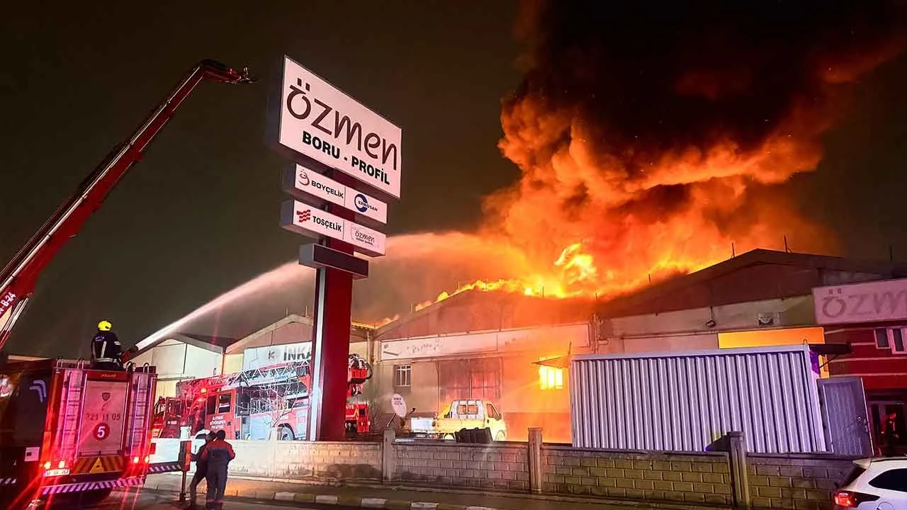 Kayseri'de fabrika yangını: Alevler bir anda sardı! Çok sayıda ekip sevk edildi - 1. Resim