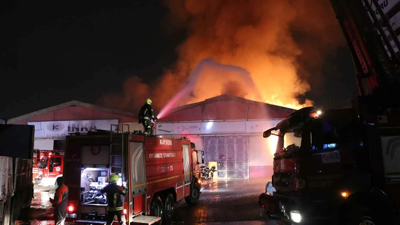 Kayseri'de fabrika yangını: Alevler bir anda sardı! Çok sayıda ekip sevk edildi - 5. Resim