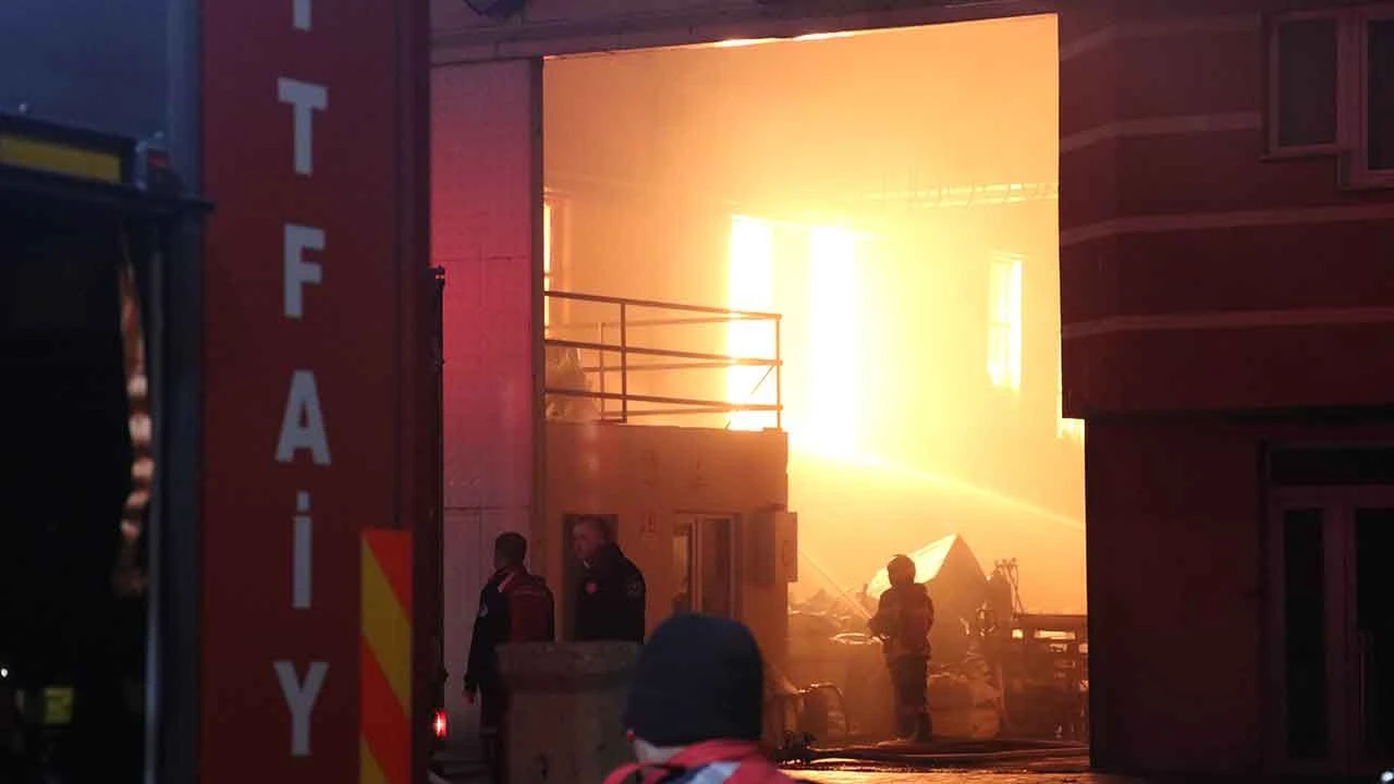 Kayseri'de fabrika yangını: Alevler bir anda sardı! Çok sayıda ekip sevk edildi - 3. Resim